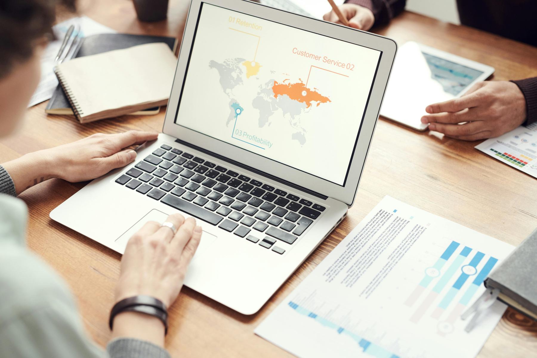 Equipo de trabajo definiendo una solución